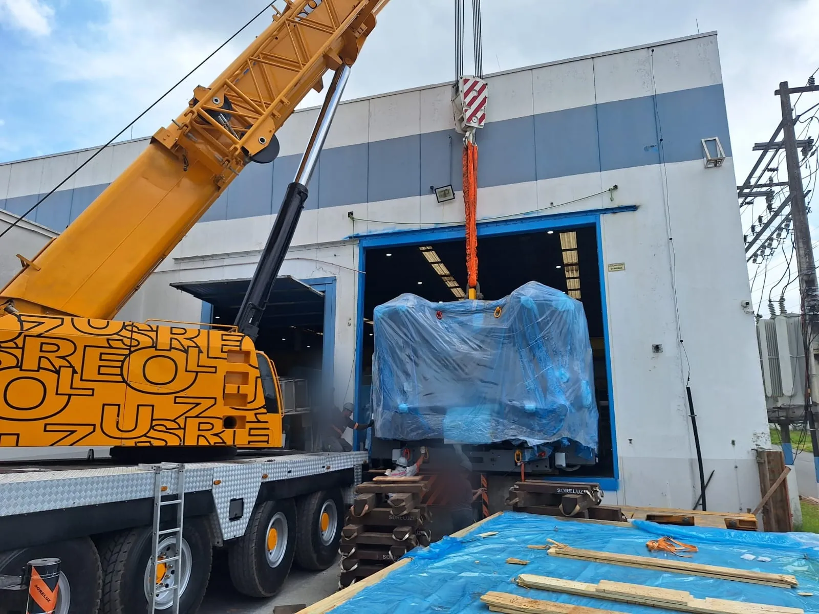 Içamento de máquina industrial em galpão pela Soreluz