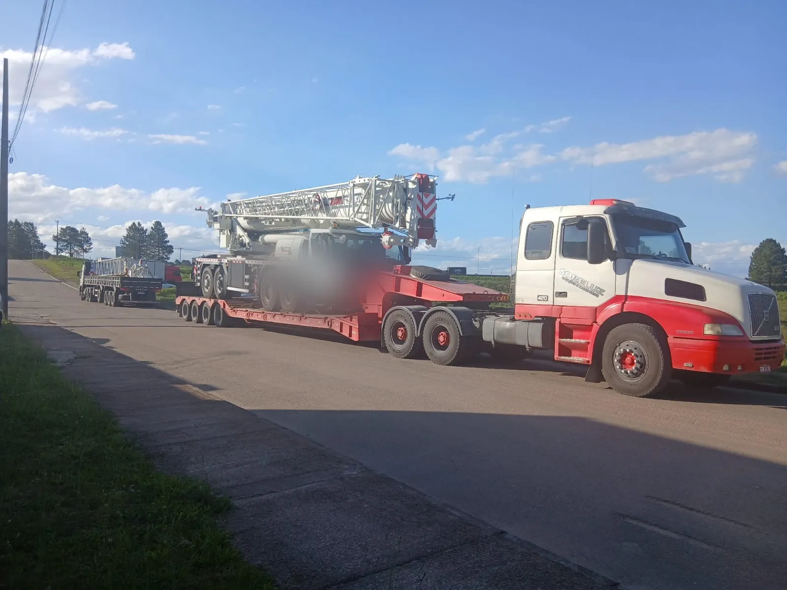 Prancha Soreluz transportando guindaste
