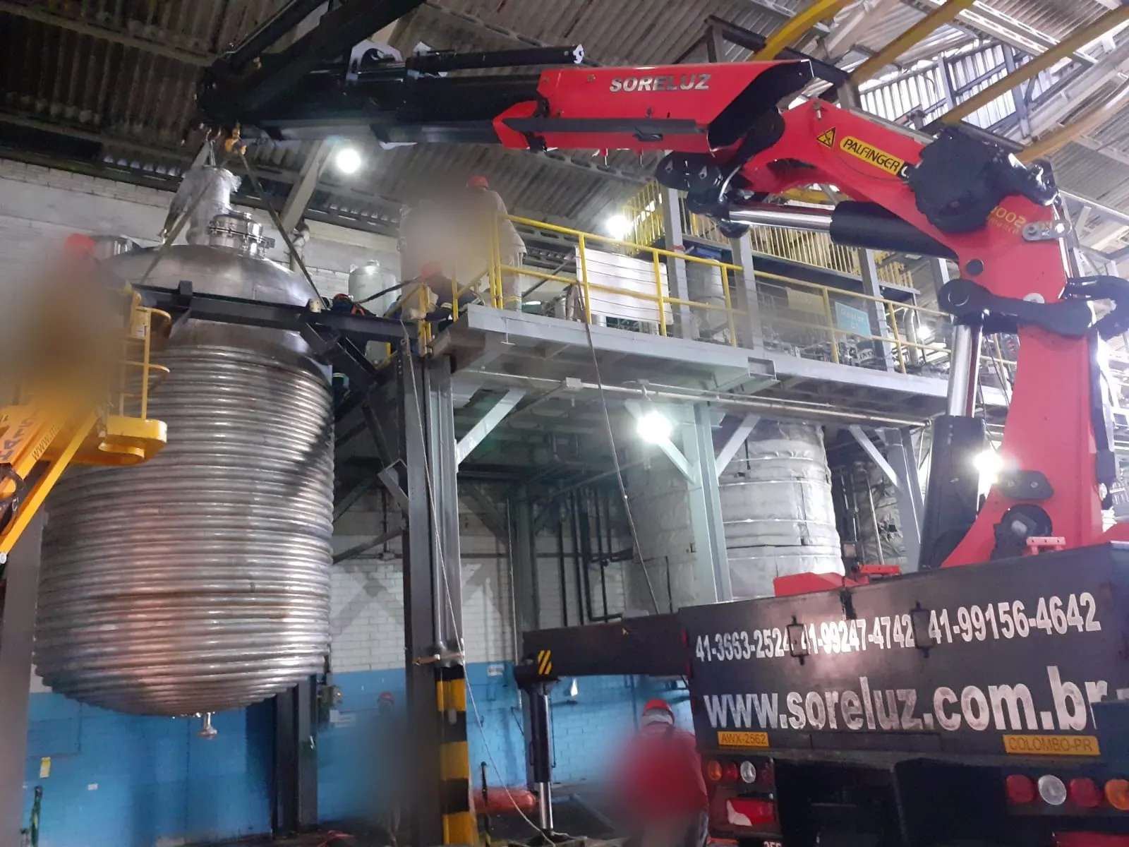Munck Soreluz em remoção de reator em indústria química