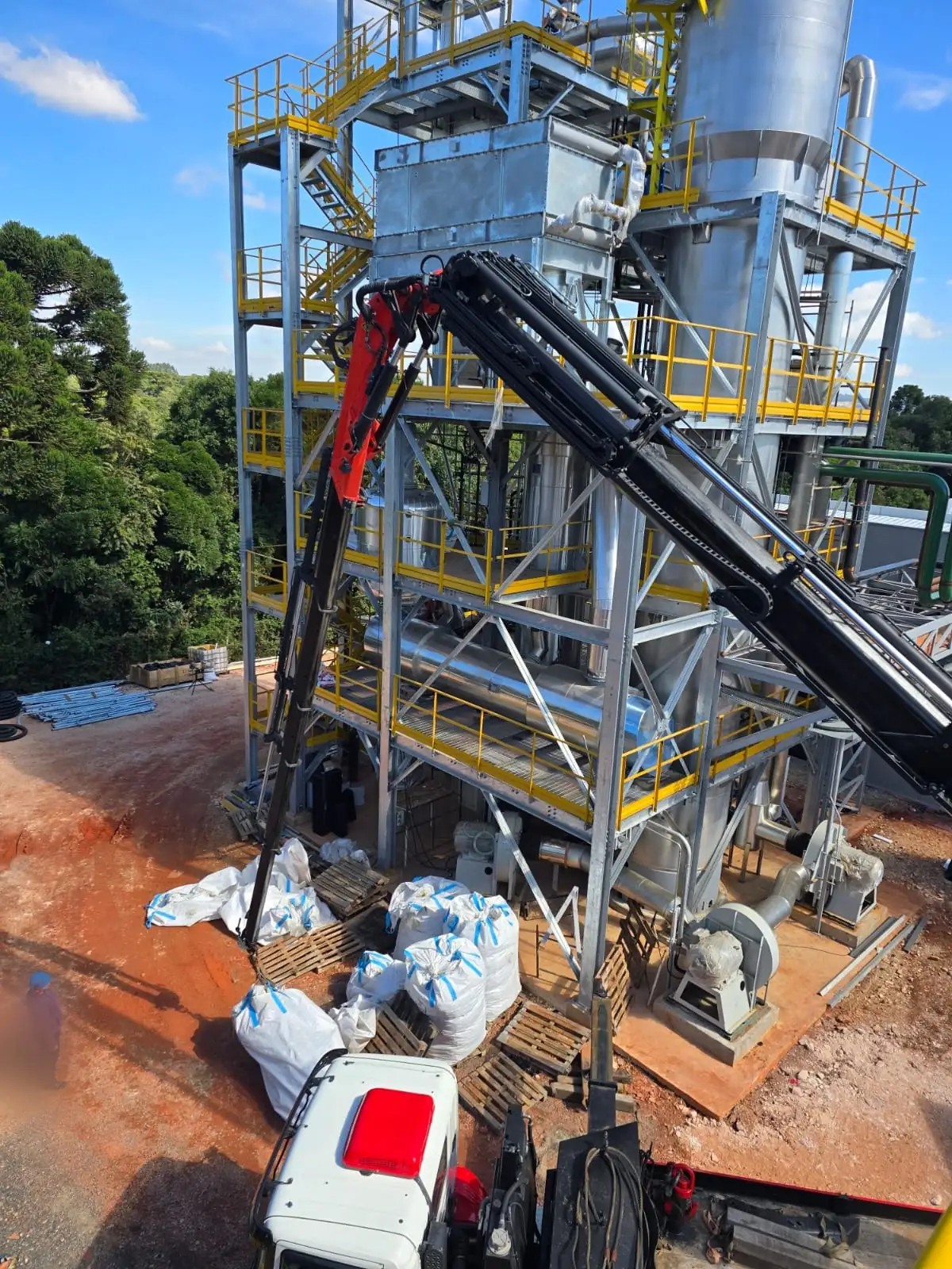 Caminhão Munck com fly jib Soreluz em obra industrial de grande porte