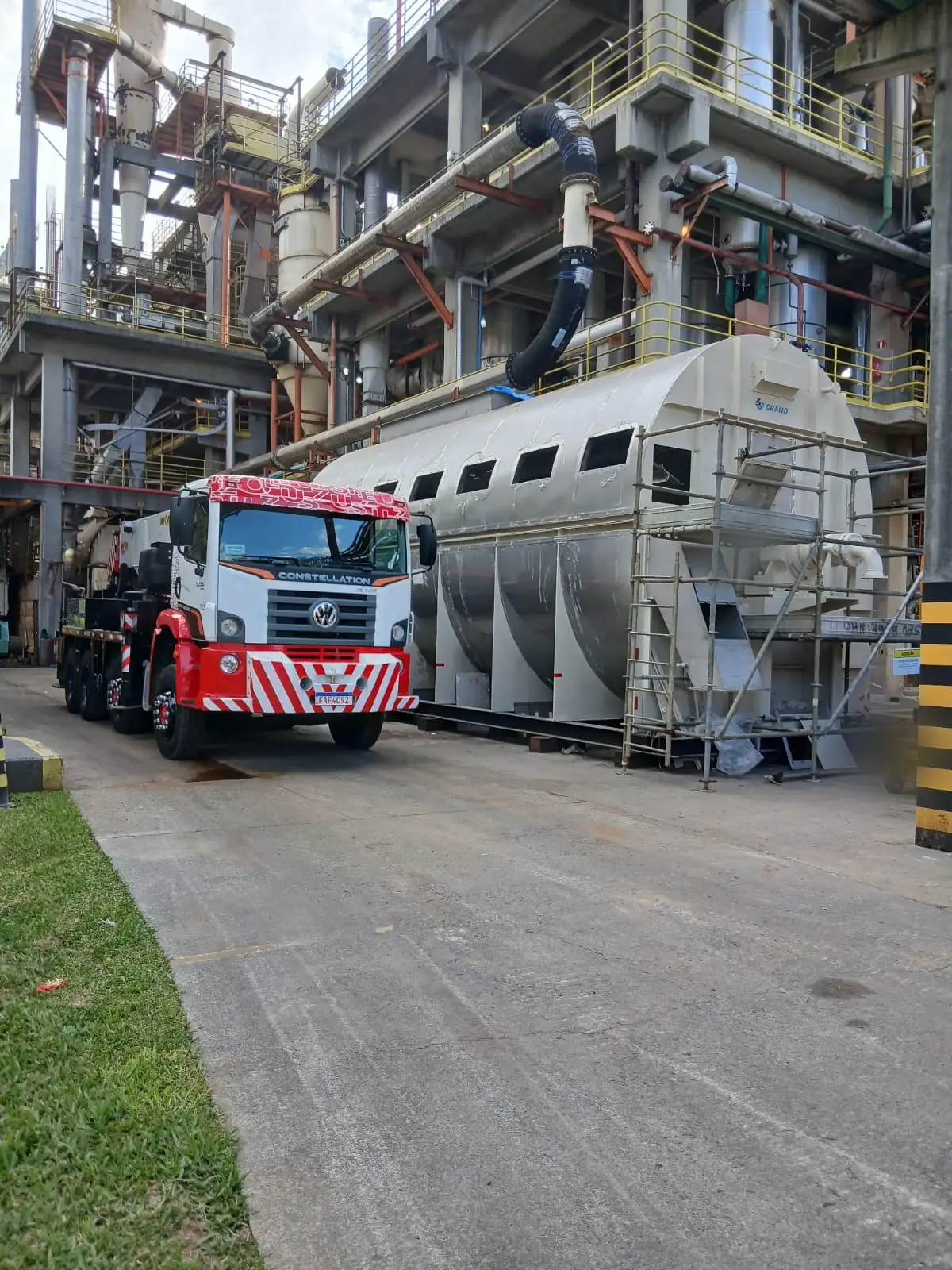 Remoção de equipamento em planta industrial pesada