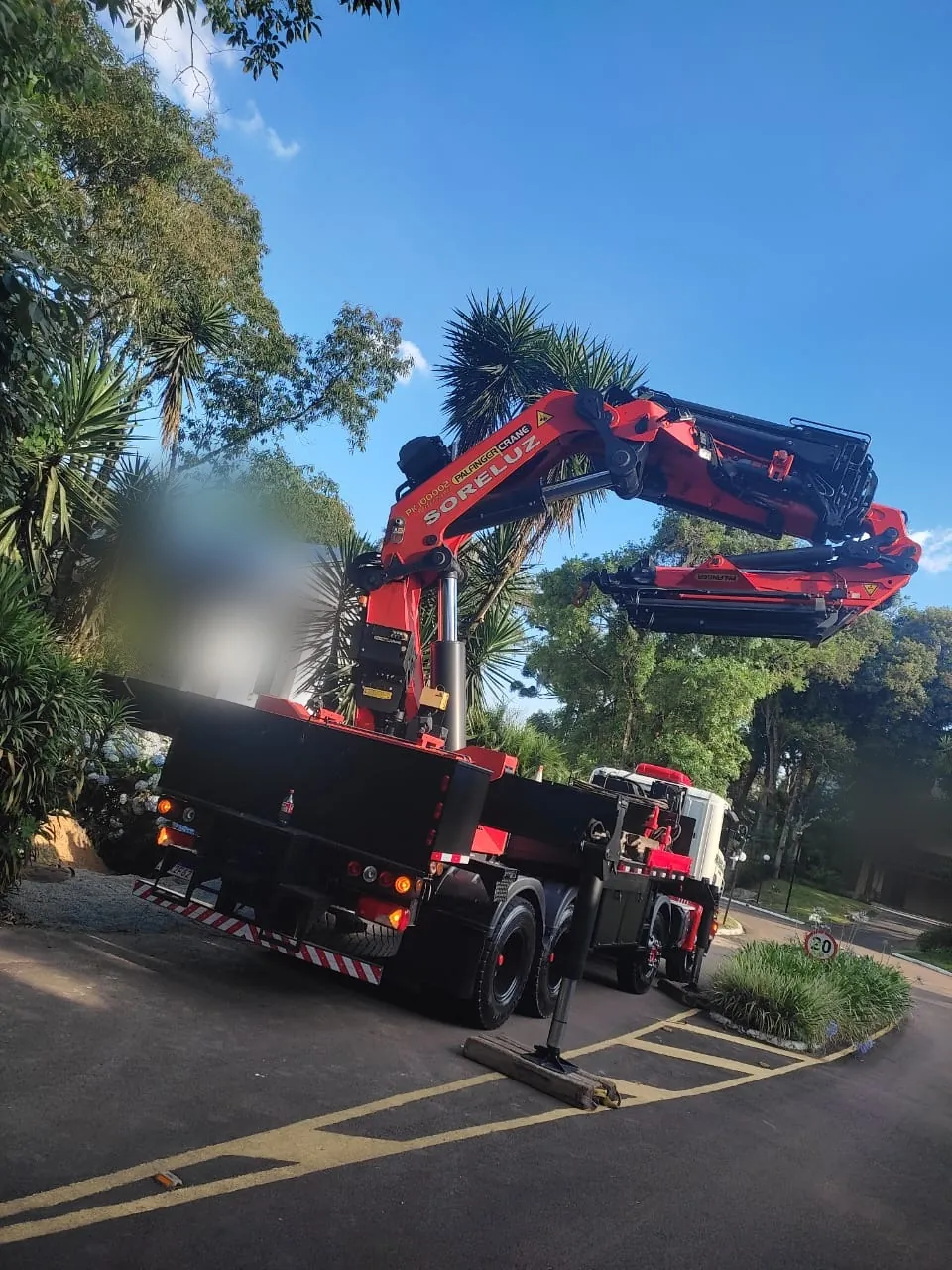 Caminhão Munck com fly jib Soreluz em operação de içamento