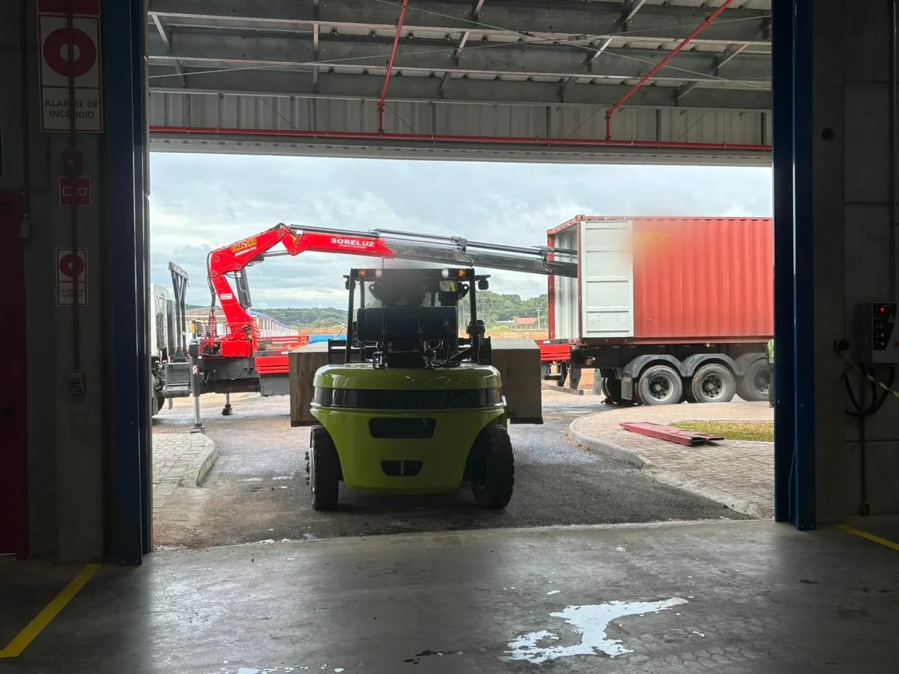 Empilhadeira Soreluz operando junto à frota em pátio industrial