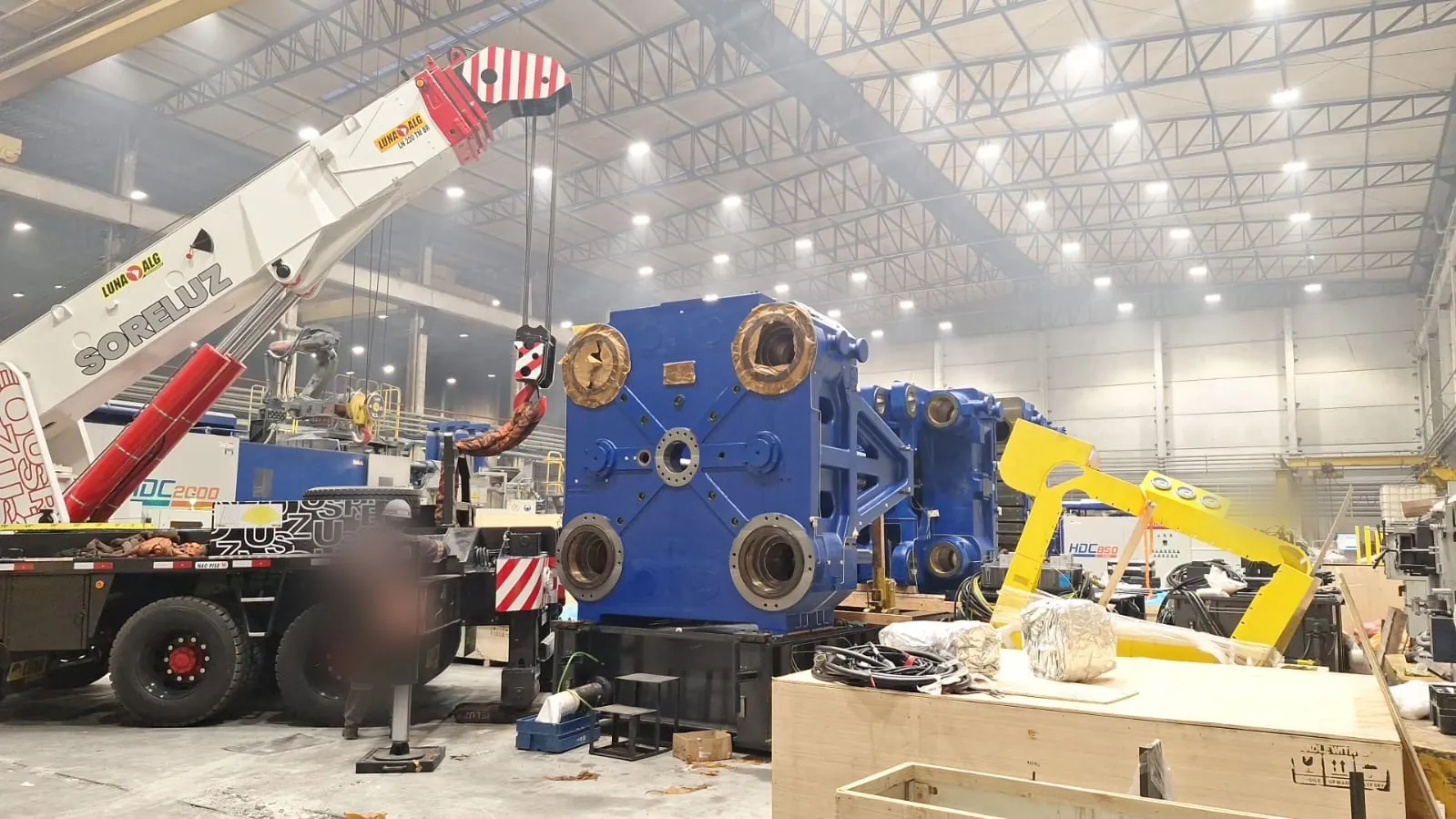 Remoção industrial de equipamento pesado com guindaste Soreluz