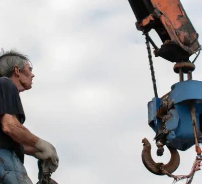 O papel dos operadores de guindaste: entenda a importância desses profissionais